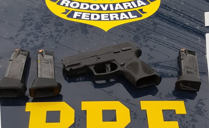 O acusado também estava em posse de três carregadores e vinte e uma munições
