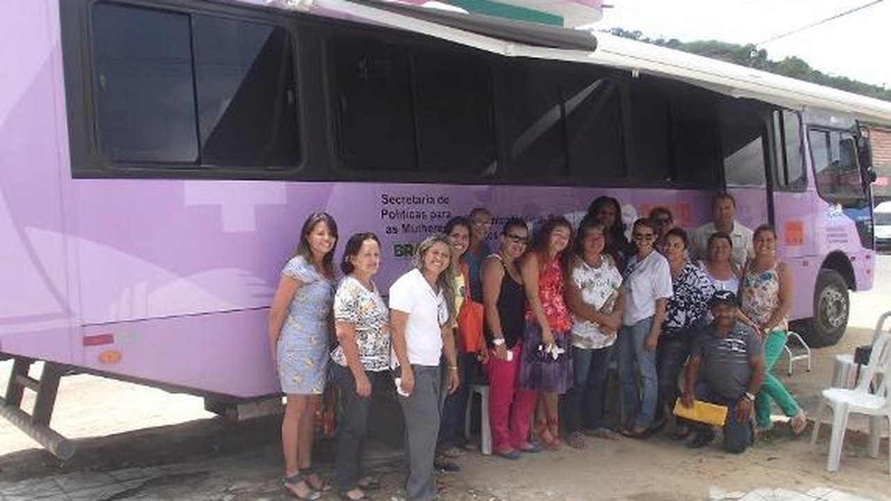 Ônibus de atendimento à mulher leva serviços a Santana do Mundaú