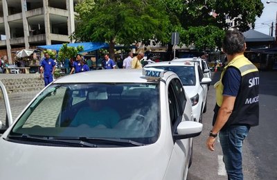 SMTT autua taxistas por abandono de veículo em Maceió 