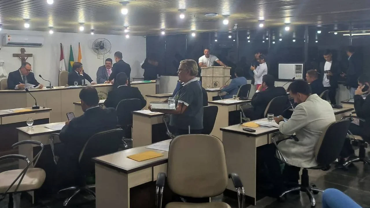 Câmara aprova projeto que penaliza servidores; votação ocorreu sem anúncio, sem transmissão e com apenas um voto contra