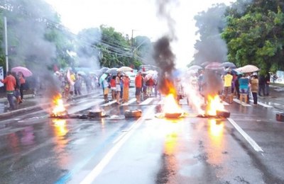 Movimentos sem terra fecham avenidas em Maceió e BR-101