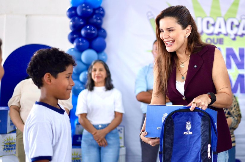 Prefeita Ceci reforça compromisso com a educação durante entrega oficial de kits escolares