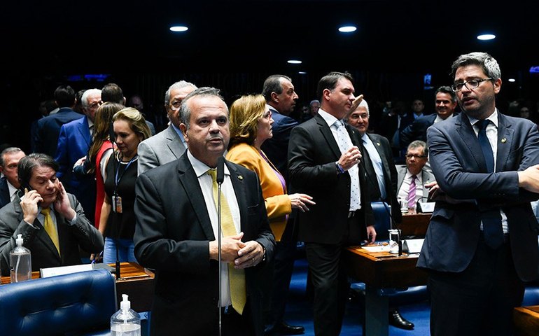 Demissão do titular do GSI repercute no Senado