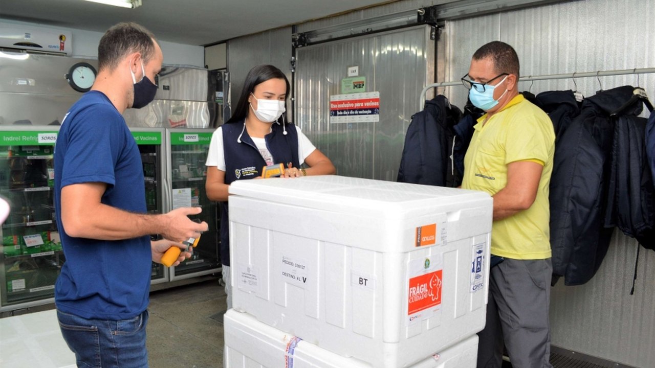 Alagoas recebe 63.610 doses de vacinas e passa a imunizar pessoas de 50 a 52 anos