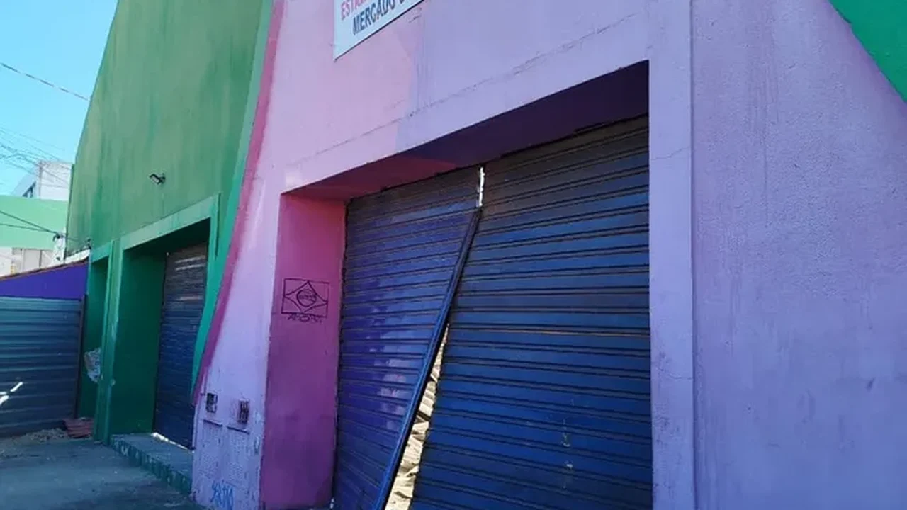 Parte do teto do Mercado de Jaraguá desaba durante reforma
