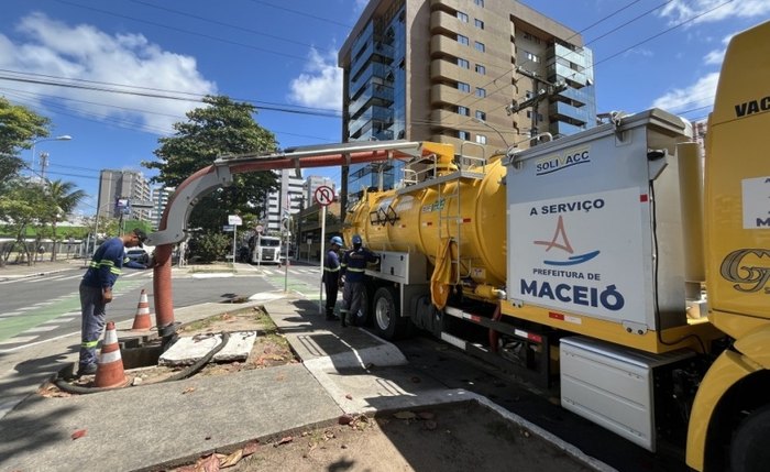 Desobstrução de galerias reduz riscos de alagamentos Desobstrução de galerias reduz riscos de alagamentos