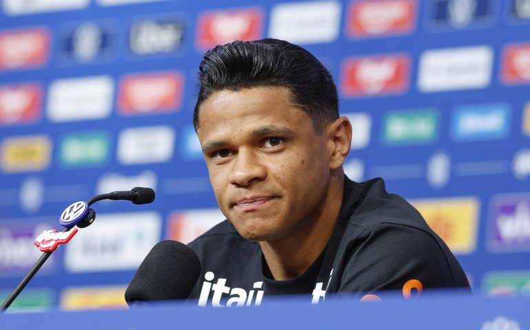 Douglas Santos detalha função tática de apoio a Vini Jr. na Seleção