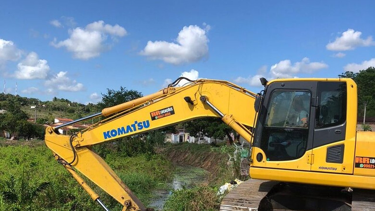 Prefeitura de Penedo limpa canais da Lagoa do Oiteiro