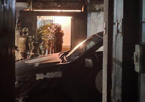 Homem em surto joga óleo quente em policiais militares em Maceió