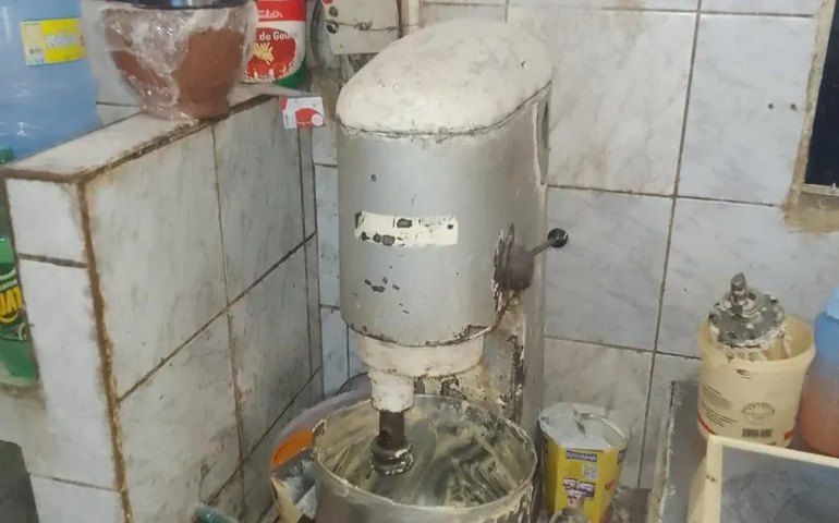 Vigilância Sanitária interdita fábrica de bolos e salgados em Maceió: paredes mofadas e veneno de rato