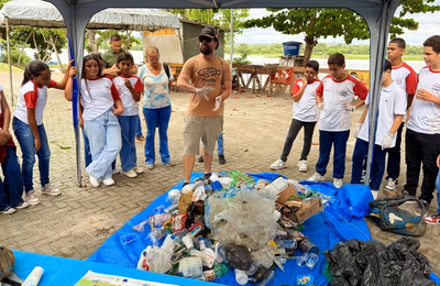 Estudantes da Escola Douglas Apratto participam de aula sobre conscientização ambiental na orla de Penedo