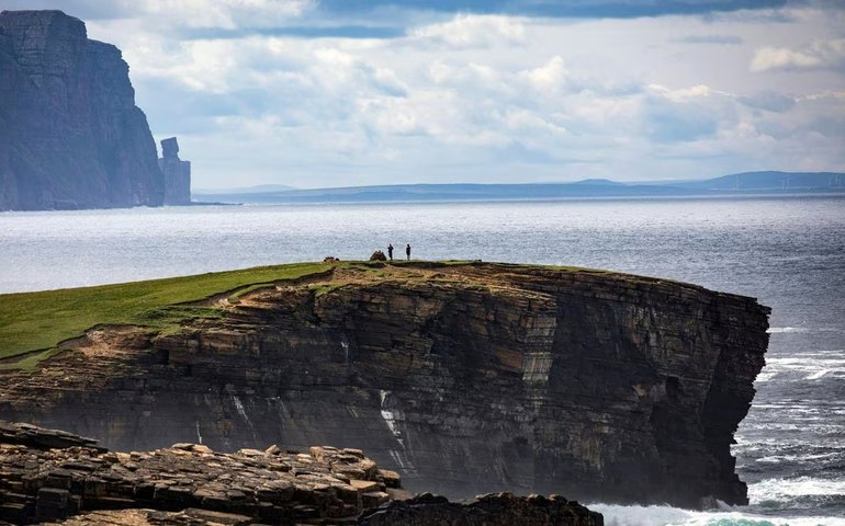 Norueguês viraliza ao mergulhar de penhasco de 40,5 m e quebrar recorde mundial