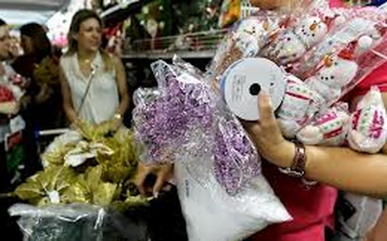 Procon realiza pesquisa de produtos natalinos