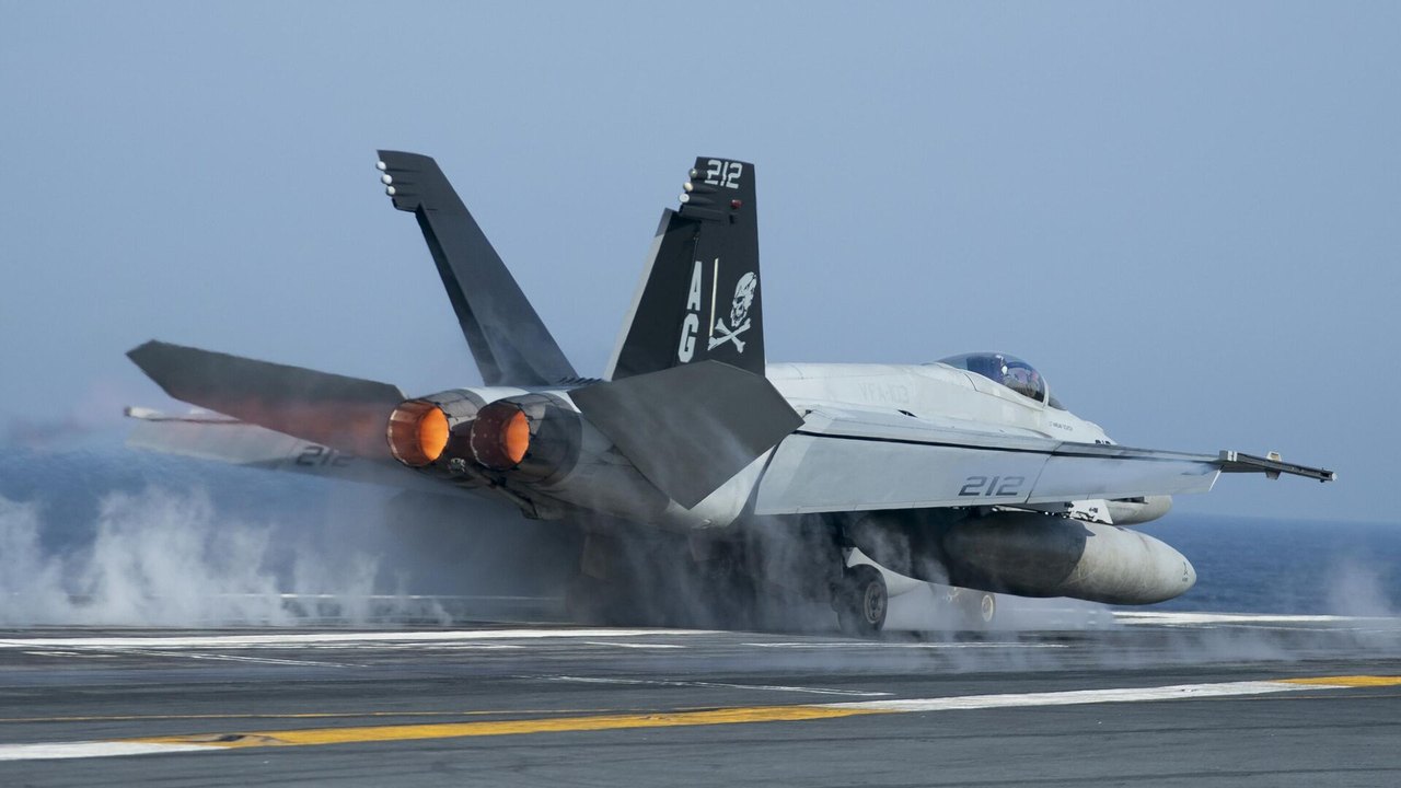 Avião de combate F/A-18 estadunidense é derrubado por 'fogo amigo' sobre mar Vermelho