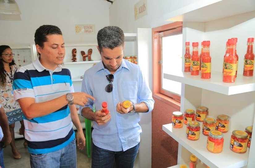 Helder visita o povoado de Entremontes e a Casa do Mel de Piranhas