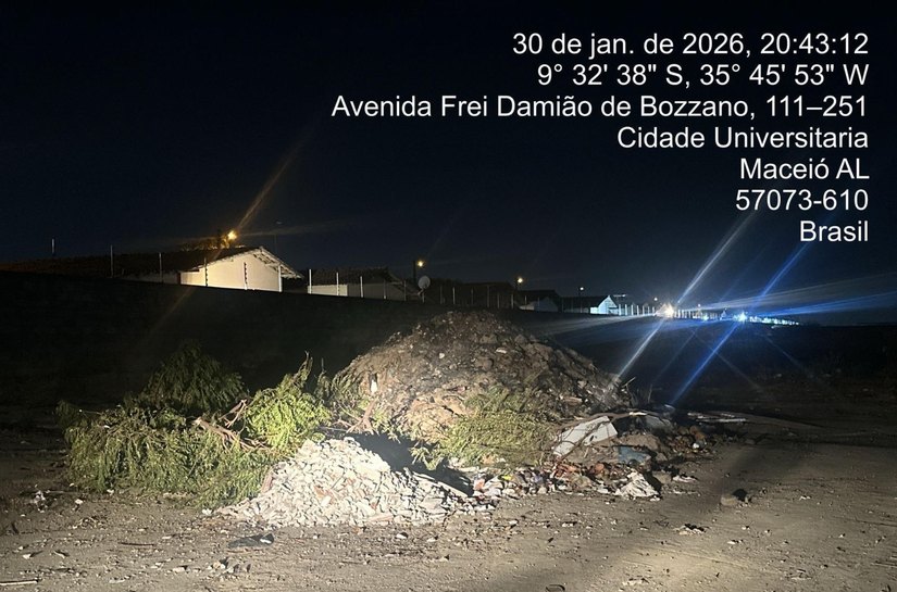 Condutor de caçamba é preso pela PM após flagrante de crime ambiental em Maceió