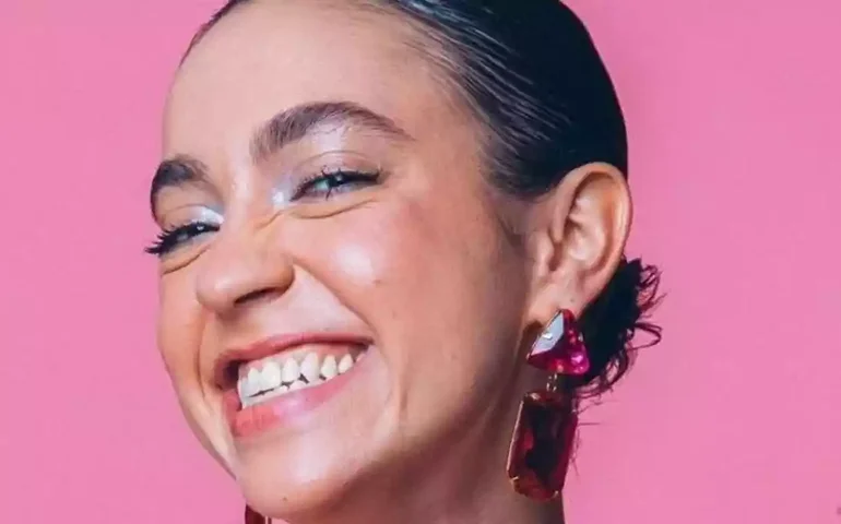 'Estava num dia ruim', satiriza Valentina Bandeira após saída do quadro 'Bate-Papo BBB'