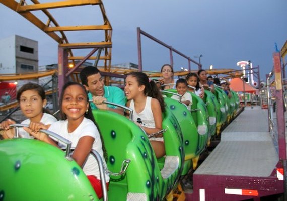 Prefeitura de Arapiraca leva 400 crianças carentes para parque de diversão