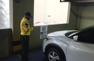 Fiscalização flagra motoristas estacionados em vagas prioritárias