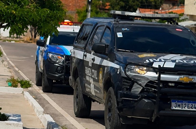 Guarda Municipal e Polícia Civil atuam em conjunto na condução de um homem até a CISP por ameaçar uma idosa