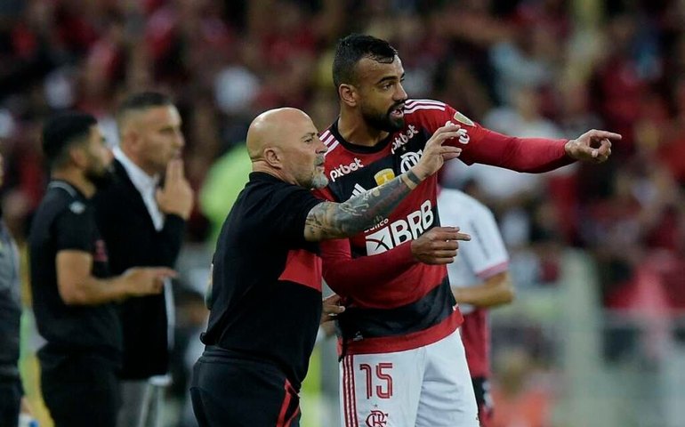 Pedro marca dois e Flamengo desencanta, na estreia de Sampaoli
