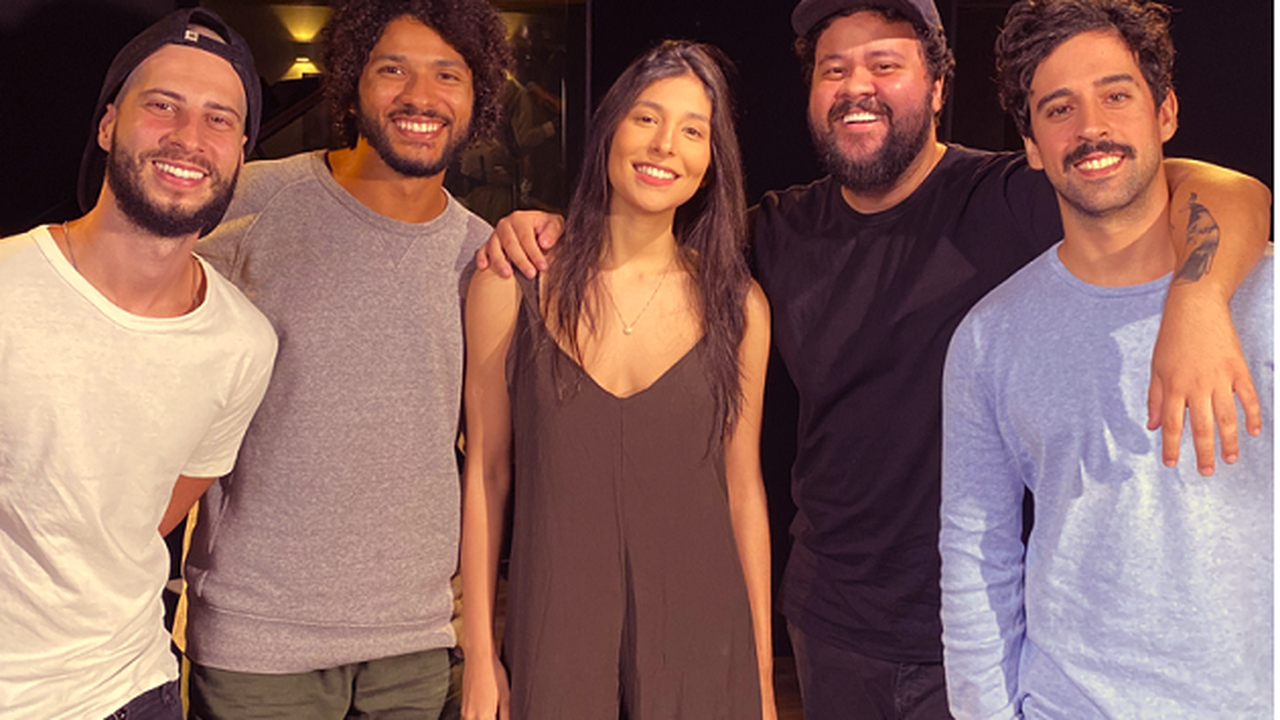 Bruna Magalhães e banda Zimbra em single radiofônico