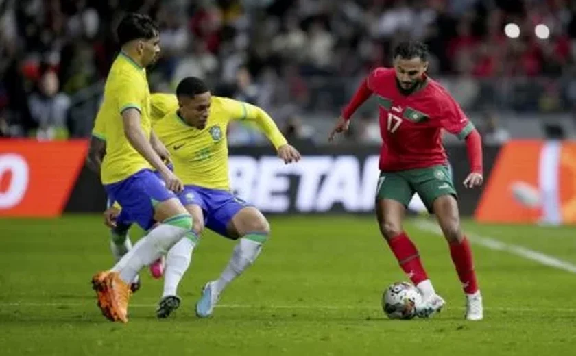 No primeiro jogo pós-Copa, Brasil perde para Marrocos por 2 x 1