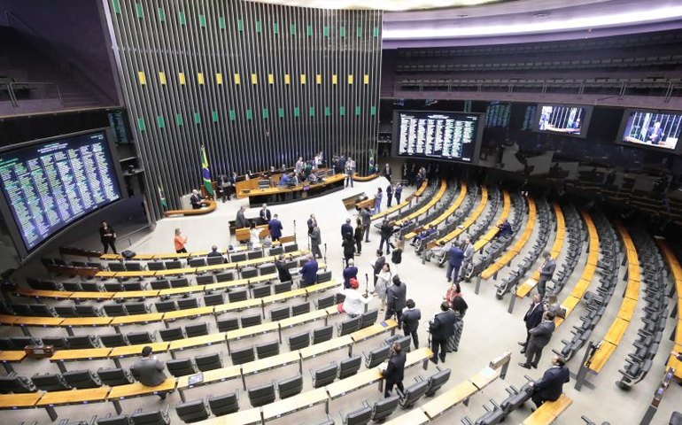 Câmara aprova em 1º turno texto-base da PEC do pacote com alterações no Fundeb e supersalários