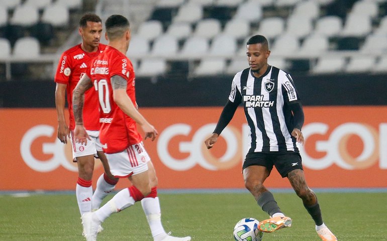 Perri falha, mas Botafogo vira sobre o Inter e fecha 1º turno com campanha histórica