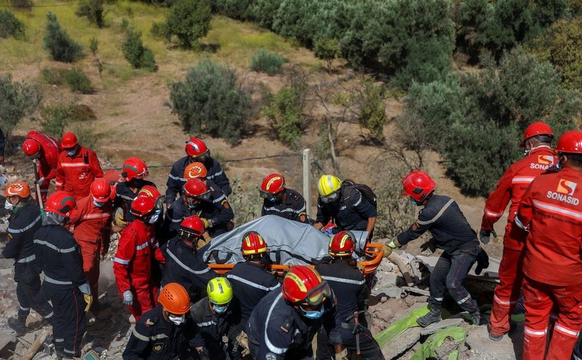 Equipes de quatro países auxiliam no resgate de vítimas no Marrocos