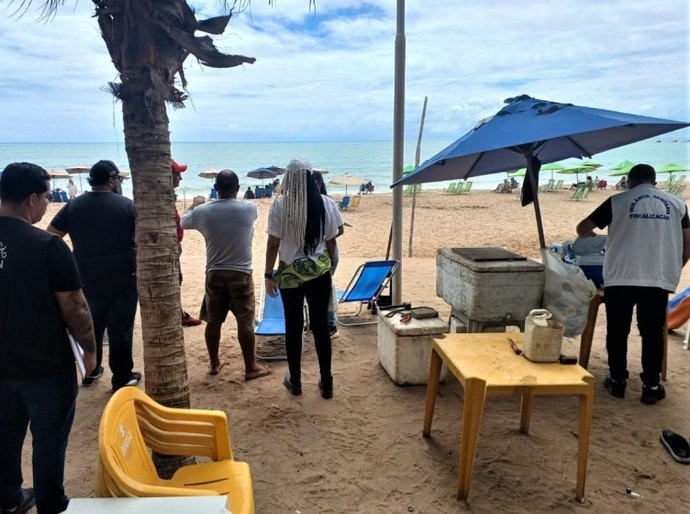 Vigilância Sanitária de Maceió realiza fiscalização educativa na orla marítima