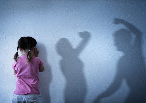 Homem é preso após agredir companheira, enteada e duas crianças com muleta no interior