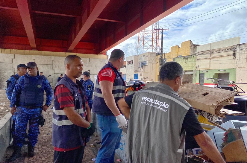 Prefeitura de Maceió volta a remover estruturas irregulares no Viaduto do Bonfim