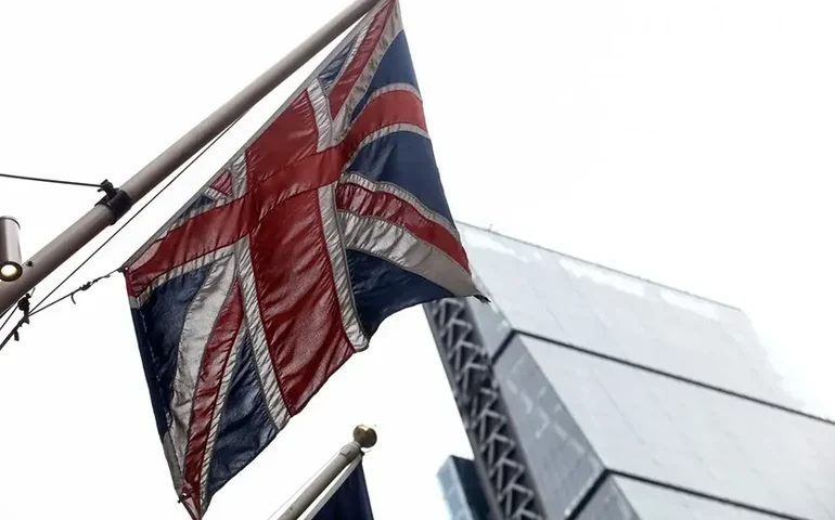 Capital Economics: Orçamento britânico pode desacelerar ritmo de queda dos juros