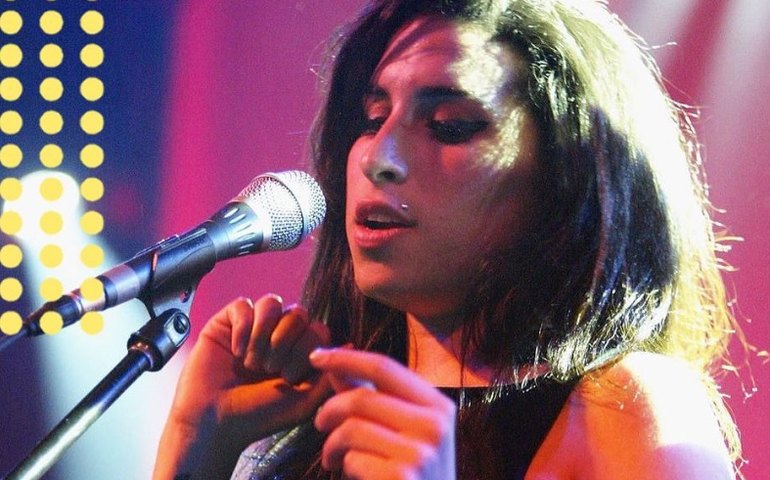 Pais de Amy Winehouse divulgam trechos do diário da cantora na adolescência