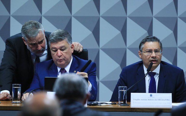 Ex-procurador do INSS não responde perguntas do relator na CPMI