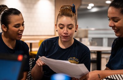Carreiras do futuro: a IA já influencia a escolha de mais de 57% dos jovens que ingressam no mercado de trabalho