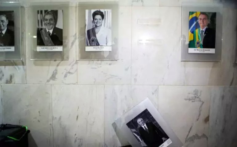 Foto de Temer cai de galeria na volta do PT ao Palácio do Planalto