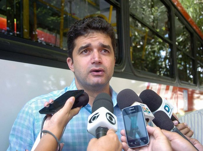 Nesta quarta: Rui vistoria obras em escola e visita creche no Jacintinho