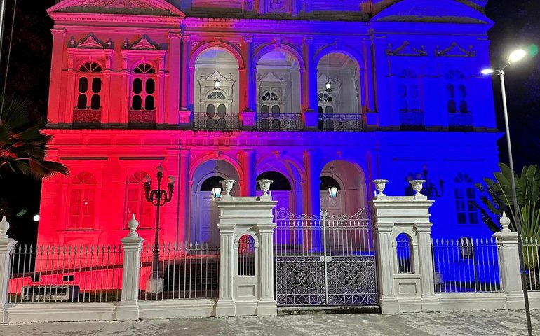 Palácio dos Martírios é iluminado nas cores das bandeiras de Alagoas e da França