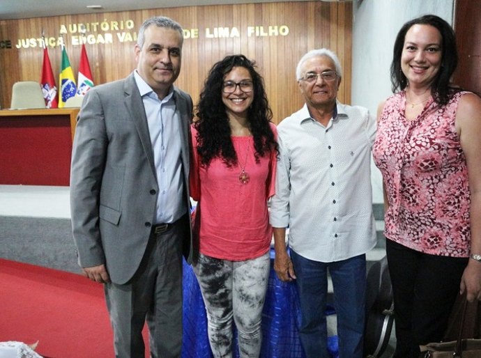 Clientes da Eletrobras recebem mimos no Dia Internacional da Mulher