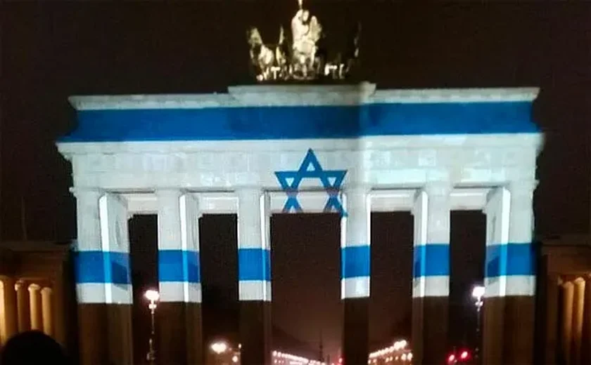 Alemanha ilumina Portão de Brandemburgo com bandeira de Israel após ataques