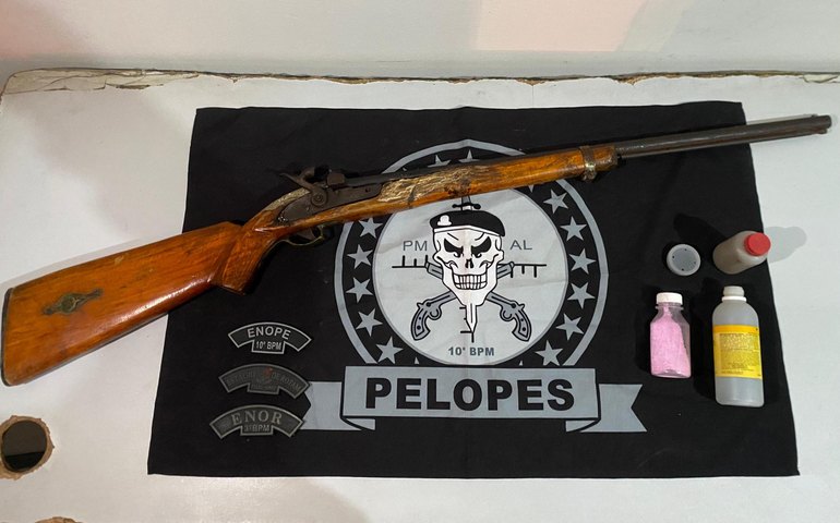 Ocorrências policiais terminam com prisões em flagrante e apreensão de armas e equipamento de som