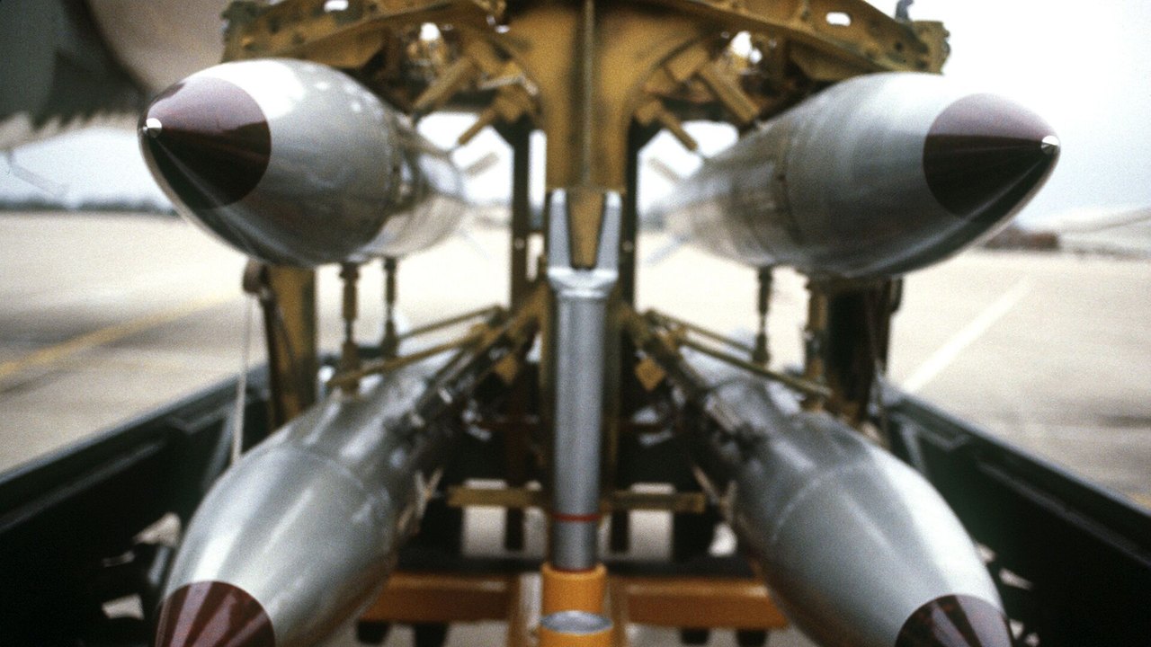EUA continuam a violar compromissos de não proliferação nuclear na Europa, alerta analista militar