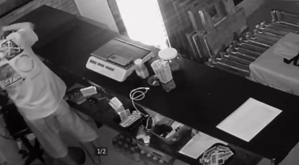 Assaltantes são flagrados arrombando restaurante para furtar objetos e beber cerveja em Aracaju; VÍDEO