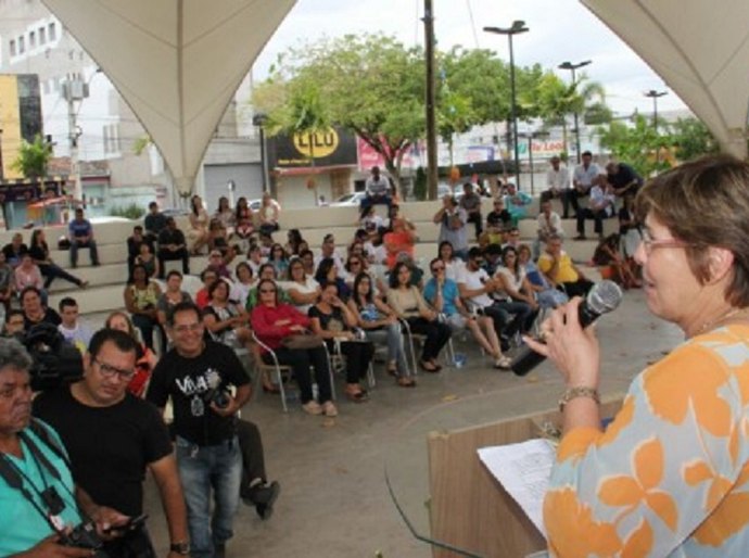 Célia entrega selo dedicado a servidores em Arapiraca
