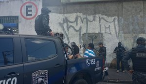 Suspeitos de tráfico de drogas durante operação em prédio abandonado no Centro de Aracaju