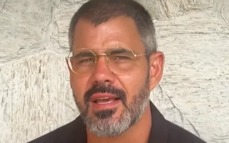 Quem criticou e quem defendeu Juliano Cazarré por evento para homens