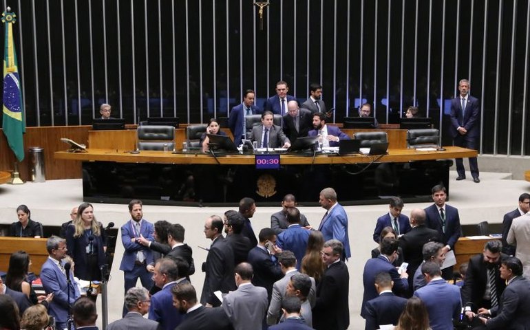 Câmara aprova projeto que reajusta multa por adulteração de combustíveis