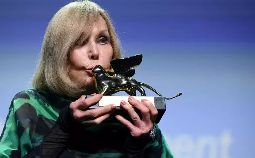 Kim Novak recebe Leão de Ouro em Veneza pela sua carreira